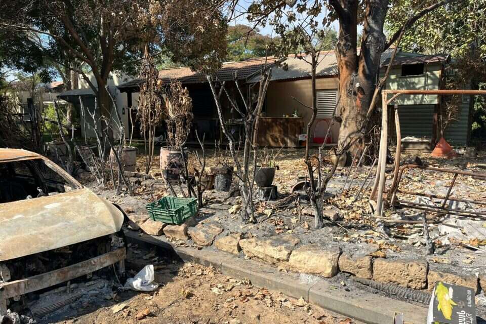 מסביב הכל שרוף, מאובק ושבור. החורבן בקיבוץ בארי , אריאל כהנא