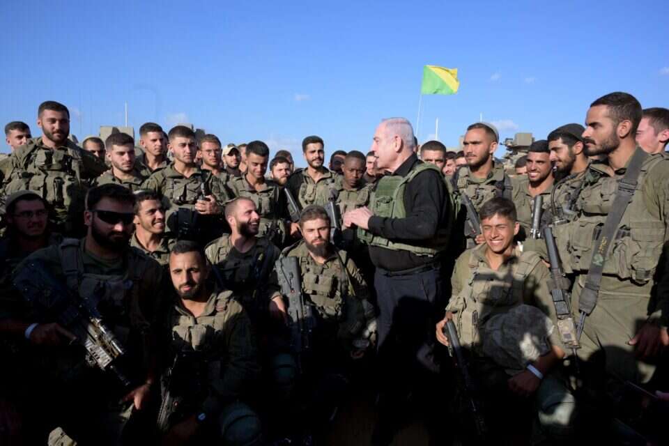 נתניהו נפגש עם חיילי גולני סמוך לעזה