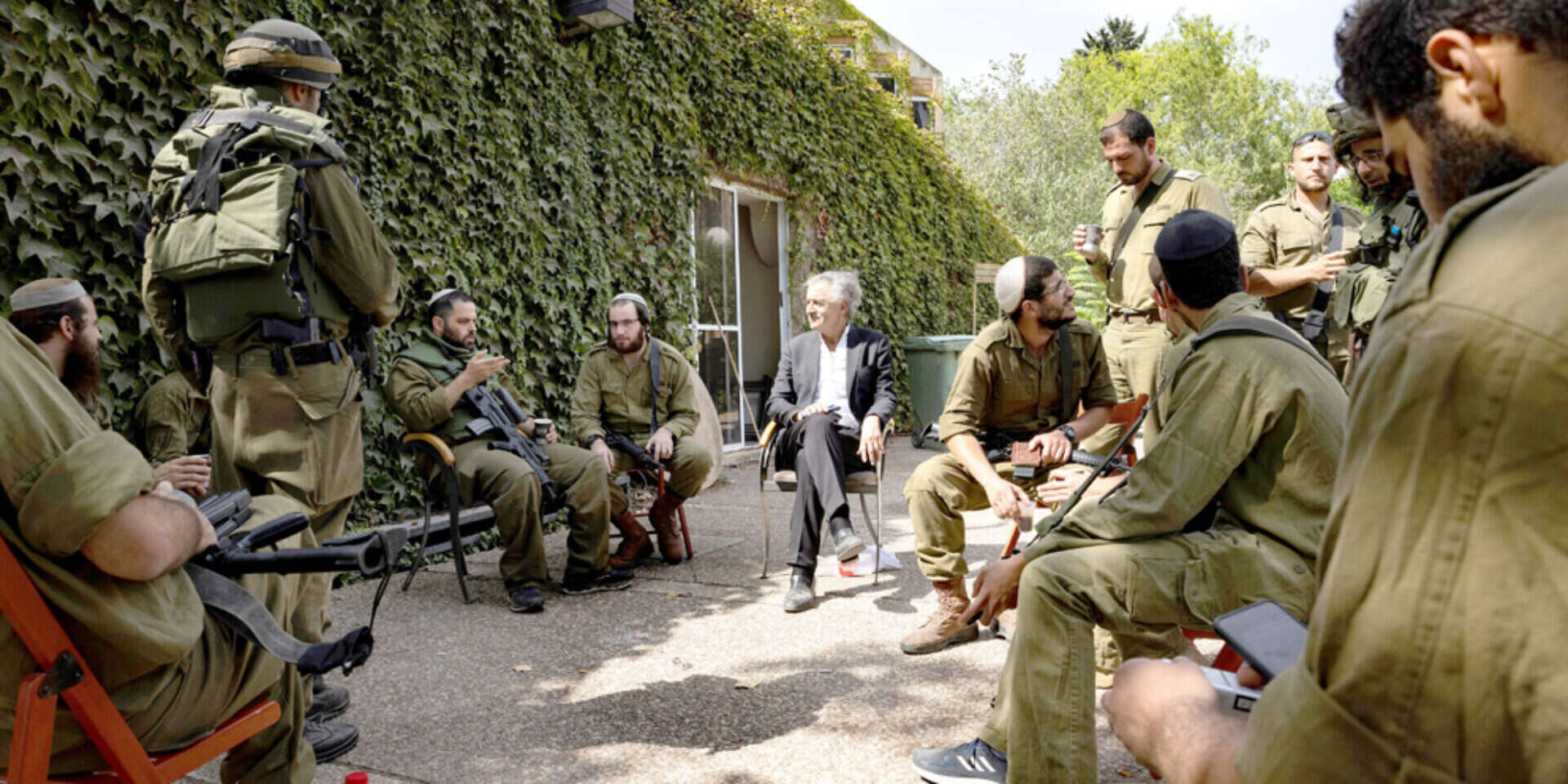 לוי עם החיילים בכפר עזה