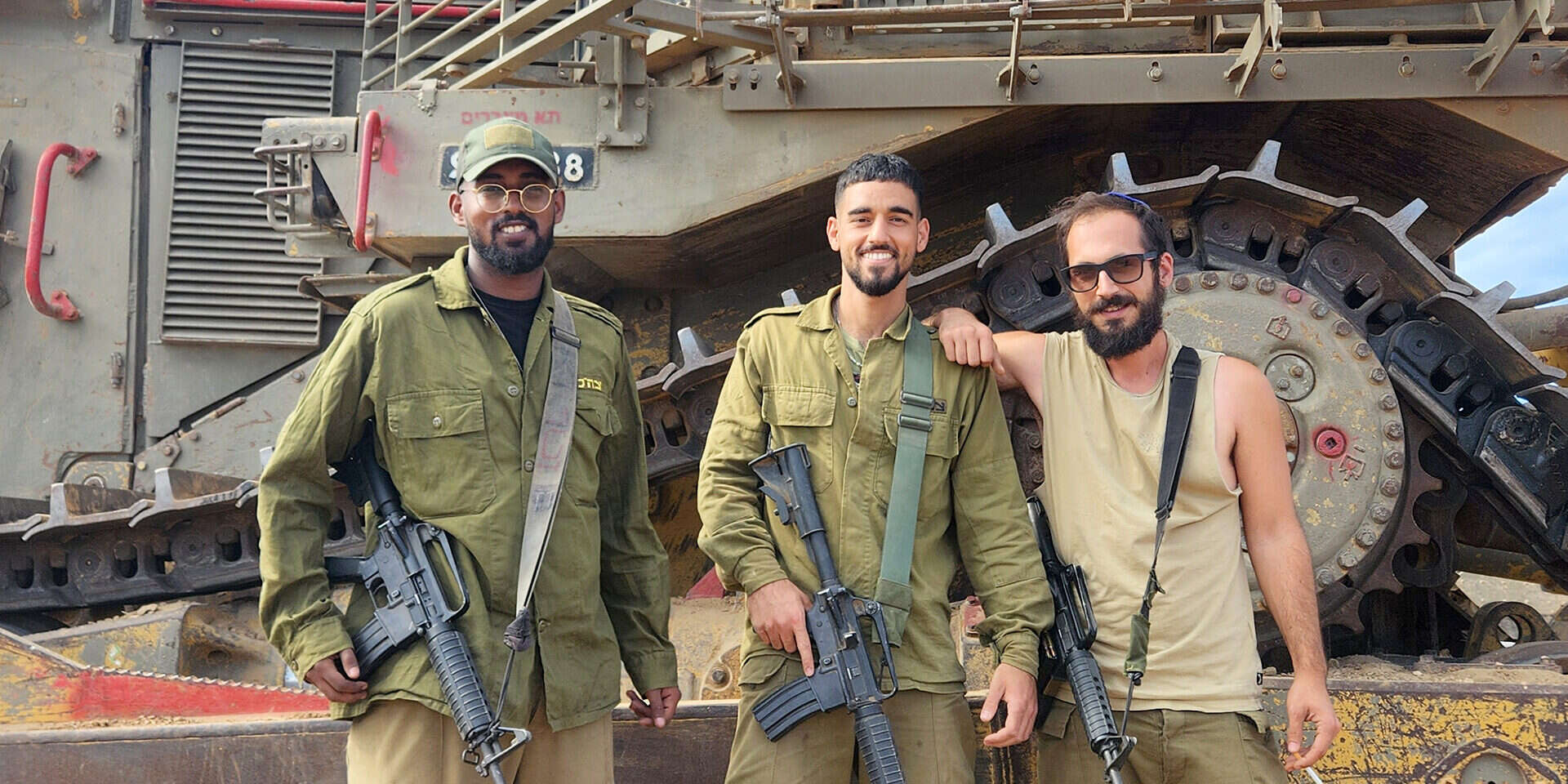 ליד דחפור 9D. מימין: ליאור (30) מגן דרום ודניאל (25) מירושלים עם חבר מהיחידה. "כולם רק מחכים ורוצים להשלים את המשימה" , חנן גרינווד