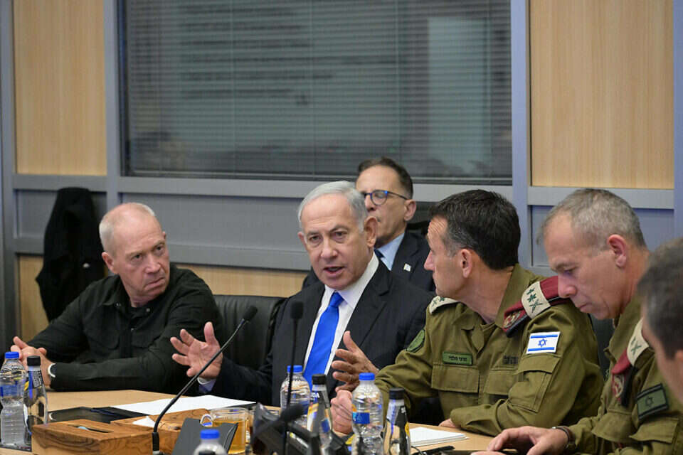 ראש הממשלה נתניהו בדיון ביטחוני עם שר הביטחון גלנט והרמטכ"ל הלוי (ארכיון) , לע"מ