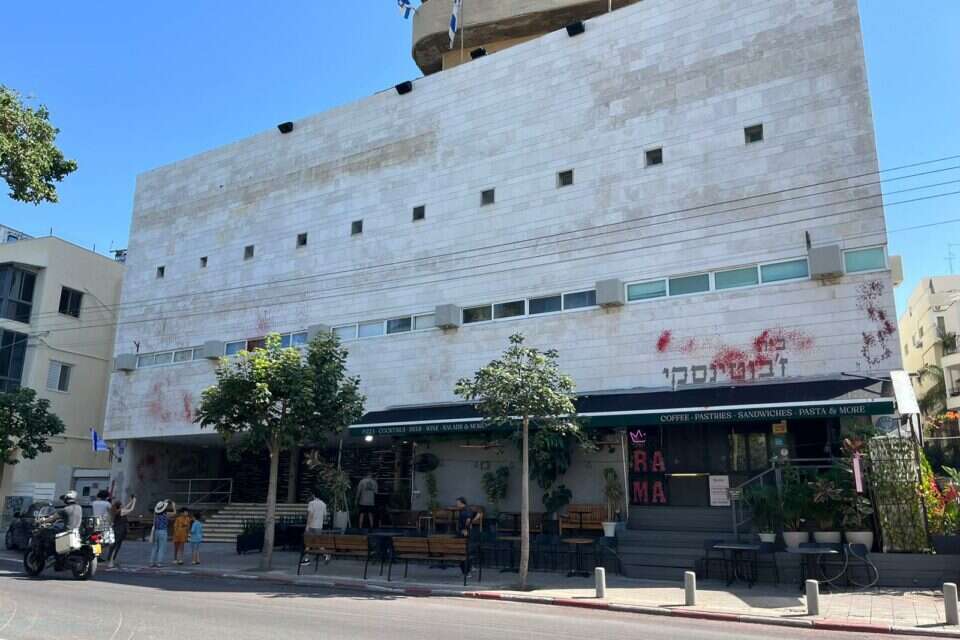 בית הליכוד נמרח בכתמים אדומים , אבי כהן