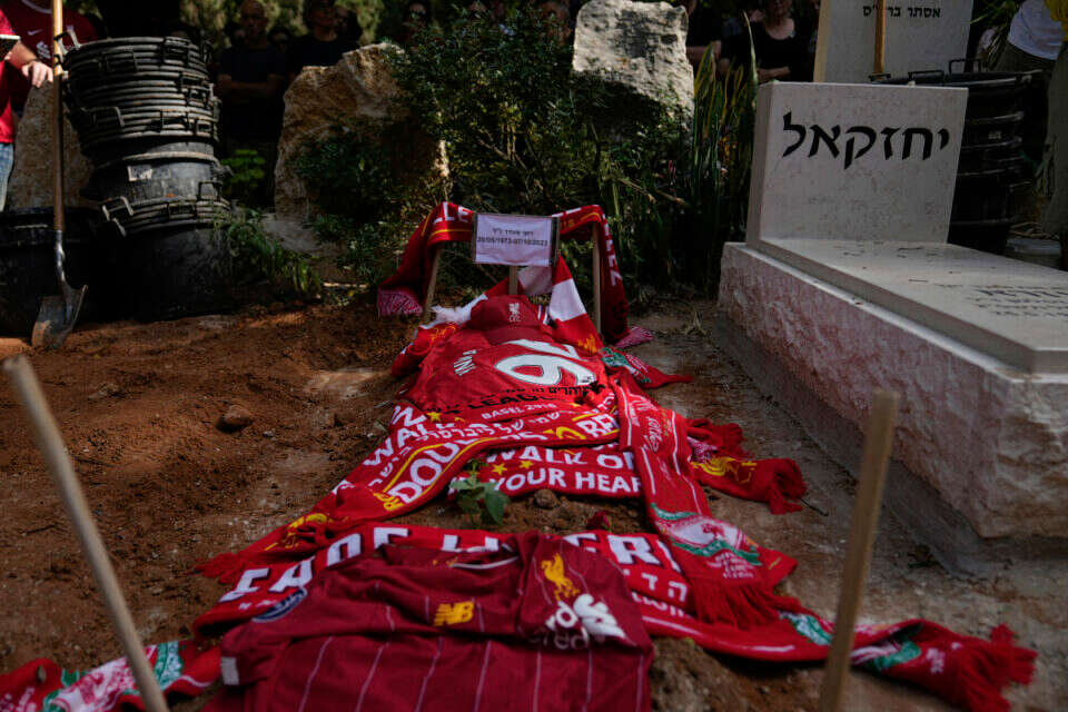 קברו הטרי של אוהדי ליברפול רועי מונדר ז"ל , אי.פי