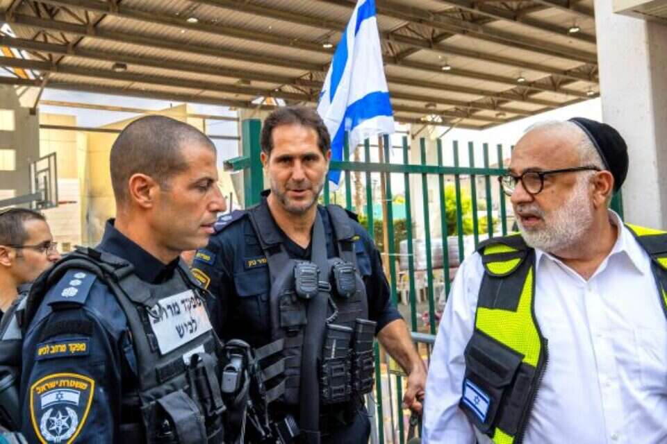 ניצב אמיר כהן (במרכז)צילום: אורן בן חקון