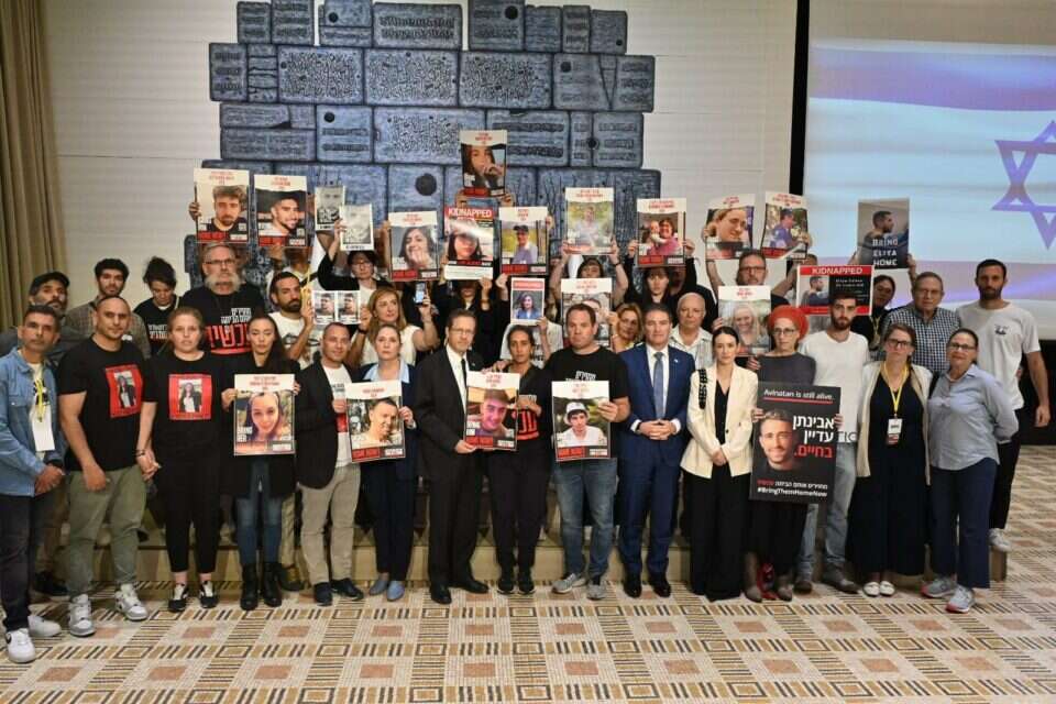 הנשיא עם נציגי משפחות החטופים , קובי גדעון/לע"מ