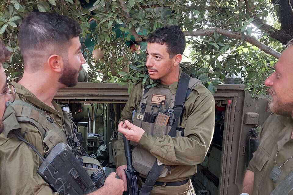 המאבטח של טיילור סוויפט במילואים , ללא קרדיט