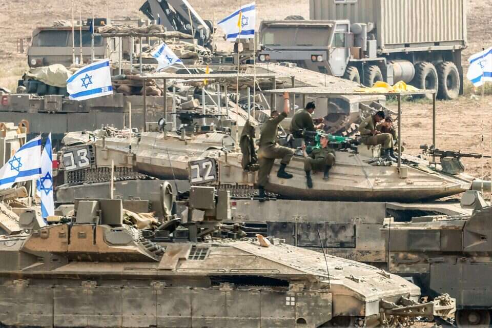 "מדובר בהצלת חיים של חיילים". חיילים וטנקים בסמוך לרצועת עזה , אי.פי.איי.