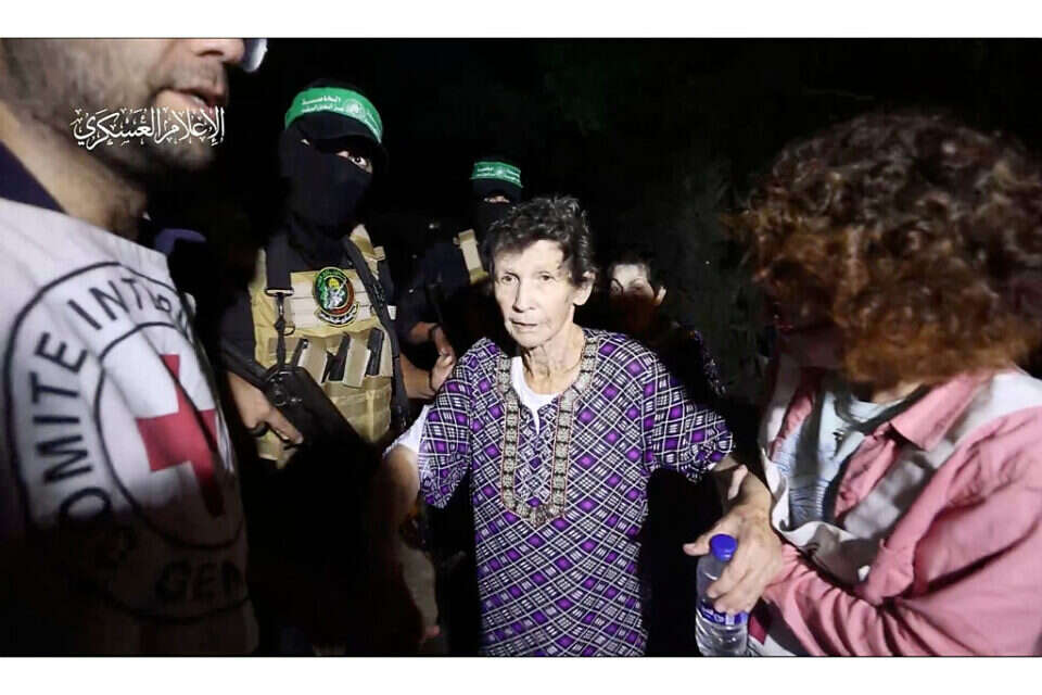 יוכבד ליפשיץ' בעת ששחרורה משבי חמאס , מתוך טלגרם