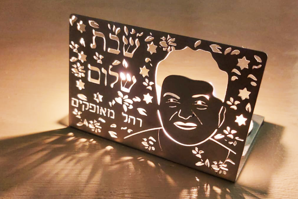 לוח מגן מעוטר בדמותה של רחל, פמוטי רחל לשבת , חן תעוז