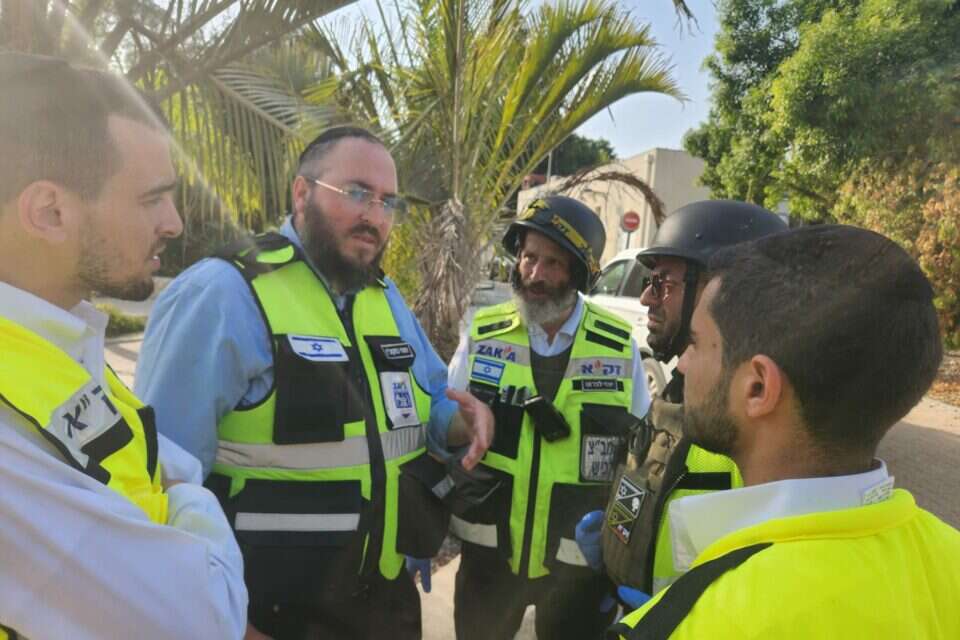 מוטי בוקצ'ין (שני משמאל) במהלך פעילות זק"א בקיבוץ בארי