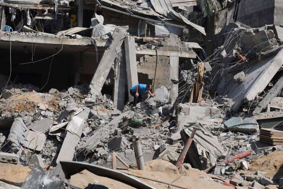 הריסות בית שנפגע מהתקפה אווירית של צה"ל ברצועת עזה , איי.פי.