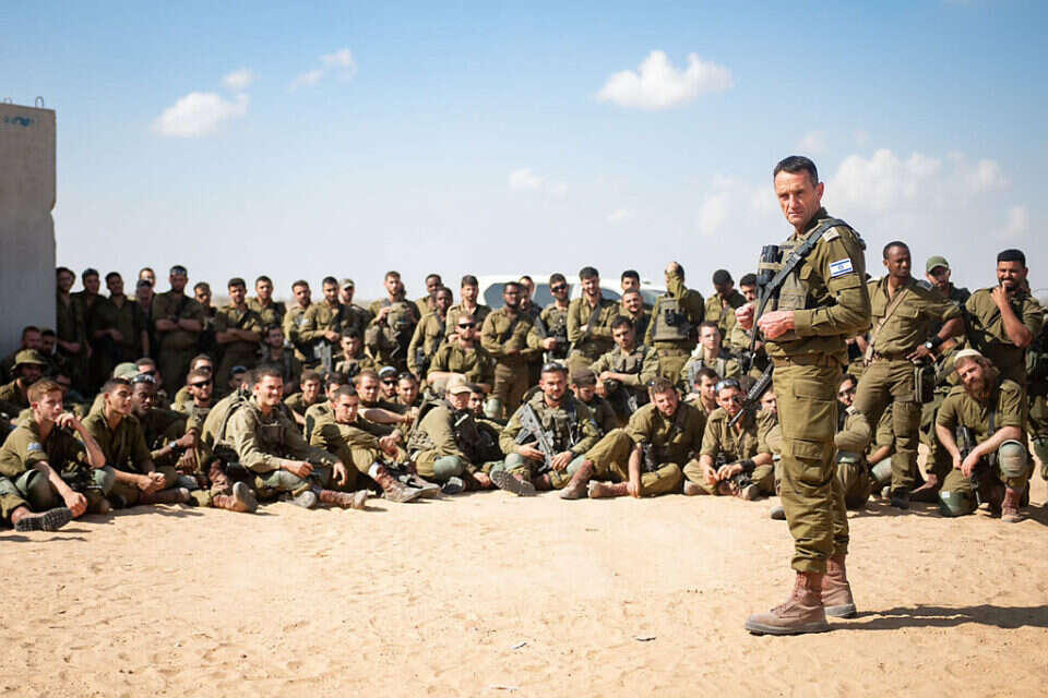 הרצי הלוי יחד עם חיילים בשטחי הכינוס