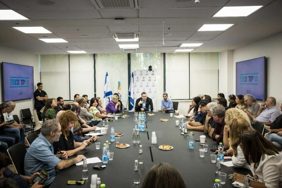 דיון חירום אצל שר התרבות , יח"צ