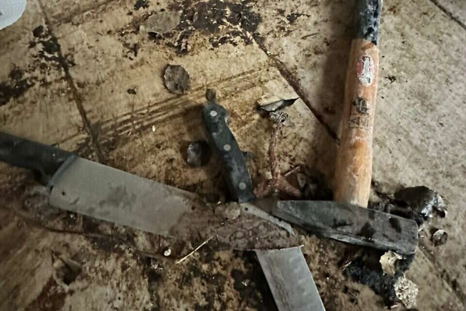 אוסף סכינים באחד הבתים בבארי , פרטי