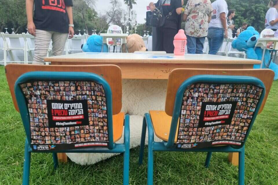 מיצג שולחן השבת של משפחות החטופים והנעדרים , מרב סבר