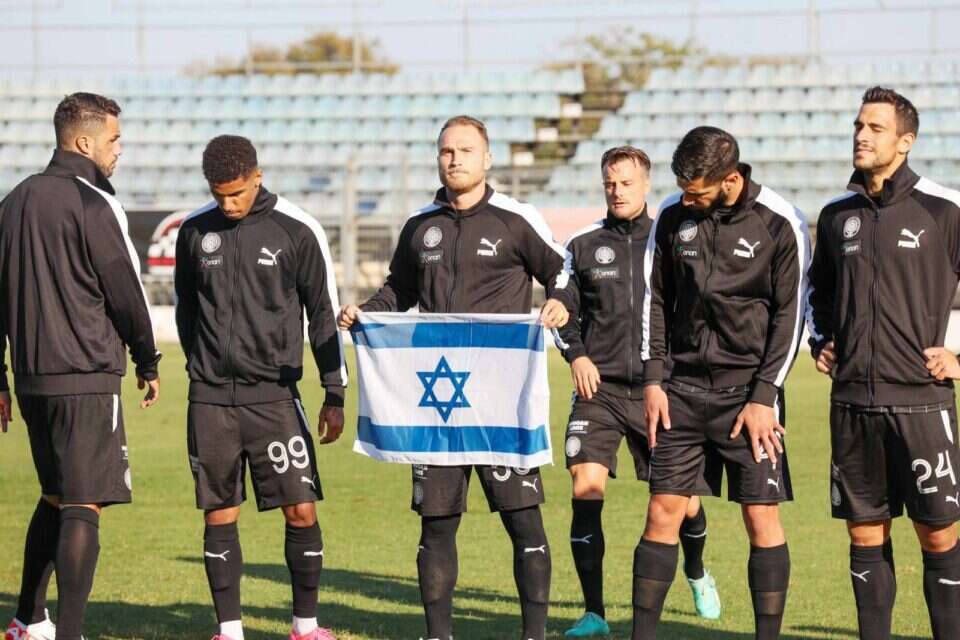 גלזר ודגל ישראל. הרגליים ביוון, הגוף בארץ
, אלבום פרטי
