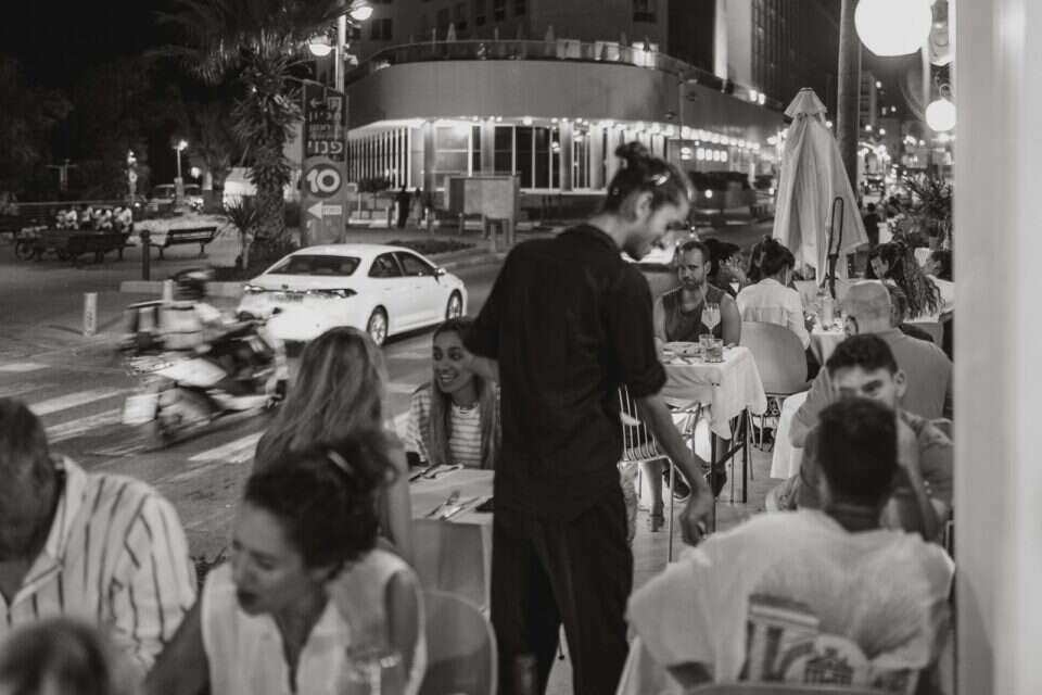 המנא בימים טובים יותר. במרכז בשחור מעיין, שנפצע במסיבת הטבע , איתמגר גינזבורג
