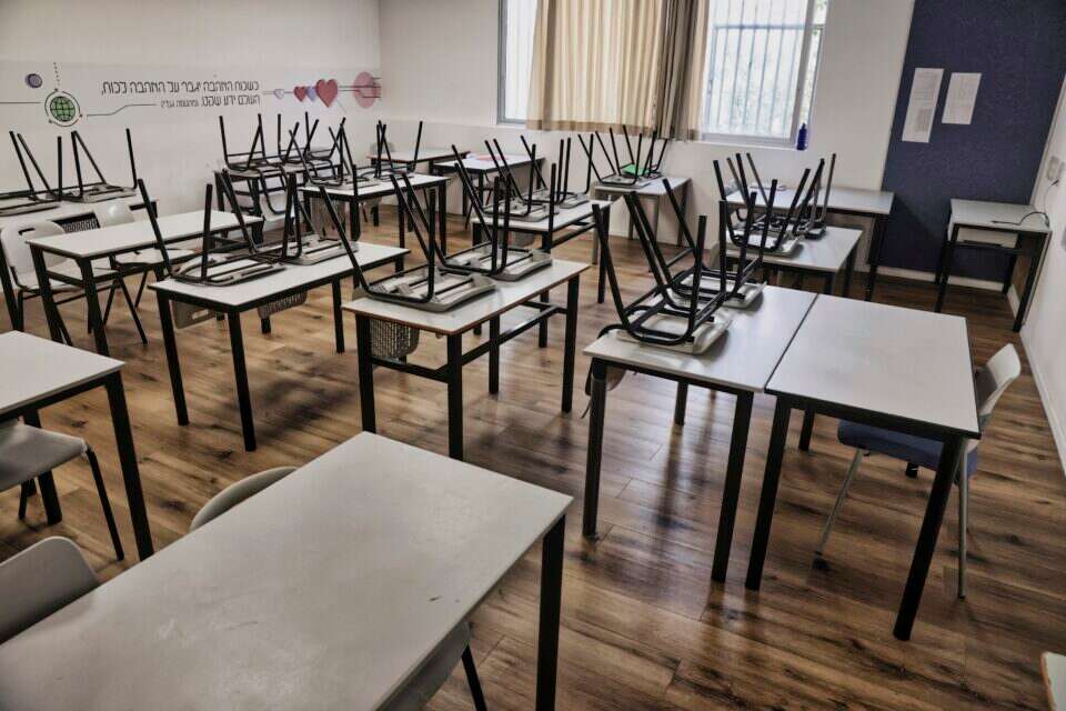 בית ספר סגור , יהושע יוסף