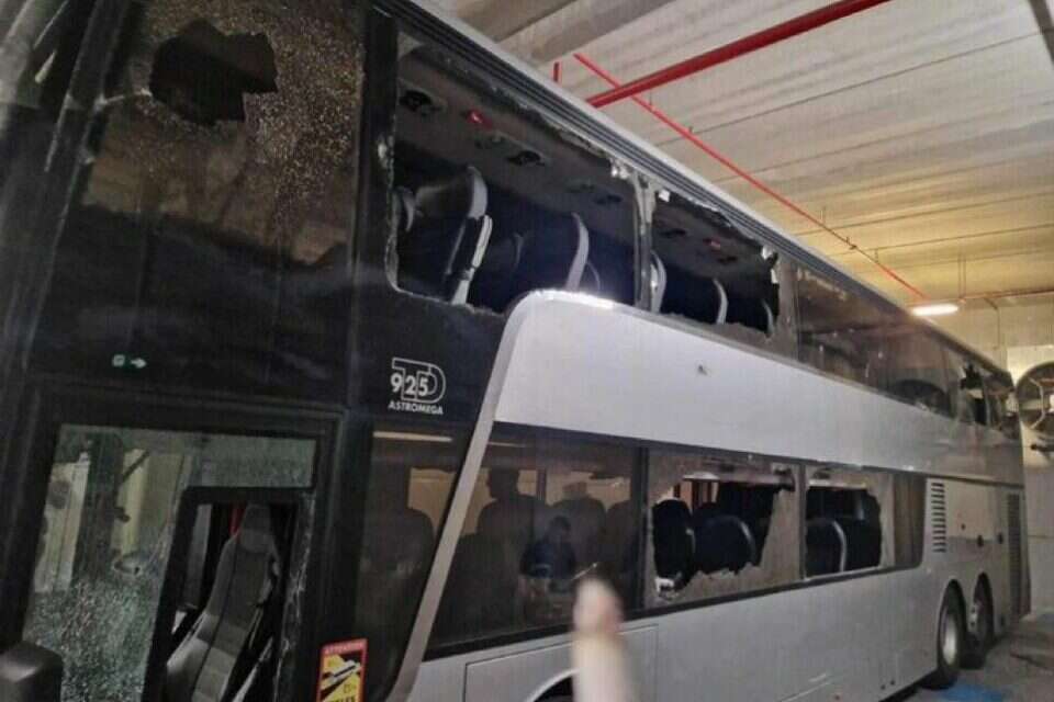 Le bus de l'équipe de Lyon après l'attaque des supporters marseillais, d'après Twitter