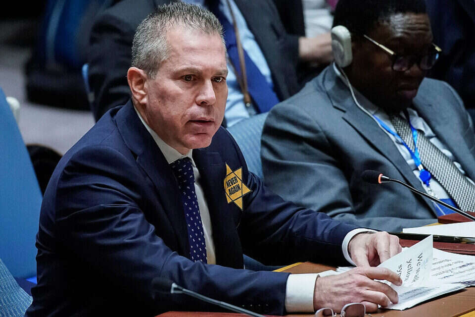 שגריר ישראל באו"ם, גלעד ארדן עונד טלאי צהוב בעת נאומו מול מועצת הביטחון של האו"ם