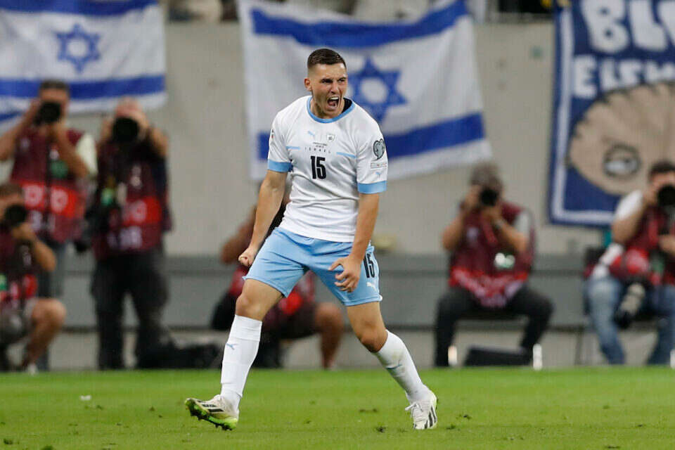 גלוך חוגג מול רומניה בחוץ , EPA