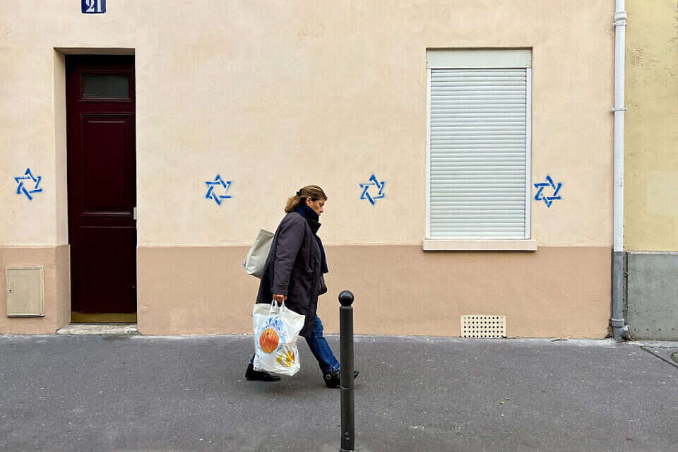 ציורי מגן דוד על קירות בניין בפריז, נובמבר אשתקד , רויטרס