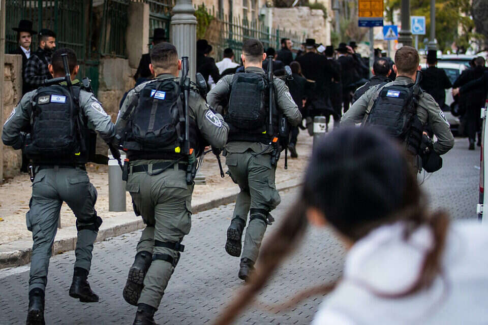 שוטרים בשכונת מאה שערים. ארכיון