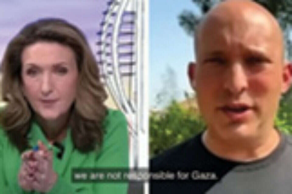 בנט במהלך ריאיון לרשת BBC (ארכיון) , שידורי BBC