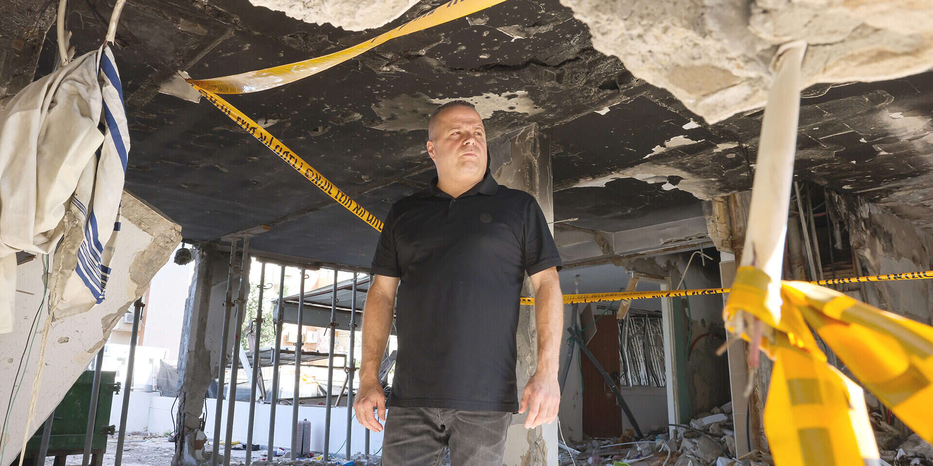 "כשיורים 140 טילים בבת אחת, אין סיכוי שכיפת ברזל תצליח ליירט את כולם". ראש עיריית אשקלון תומר גלאם בבית שספג פגיעה ישירה , איתיאל ציון