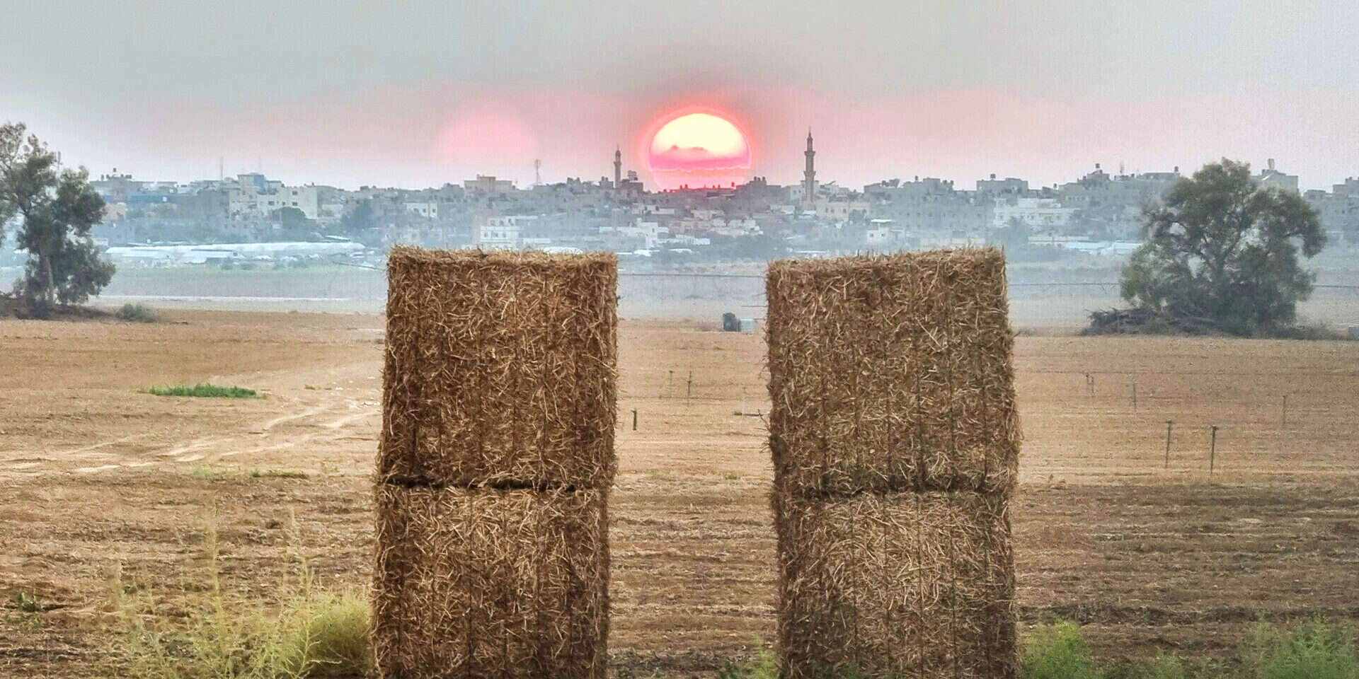 עזה תמיד שם, בין המצלמה לאופק. שדות ניר עוז בשקיעה , צילום: שחר והב