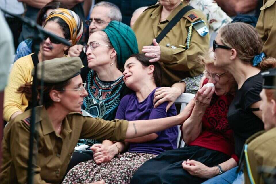 משפחתו של אוריה מש ז"ל בטקס הלוויה , אורן בן חקון