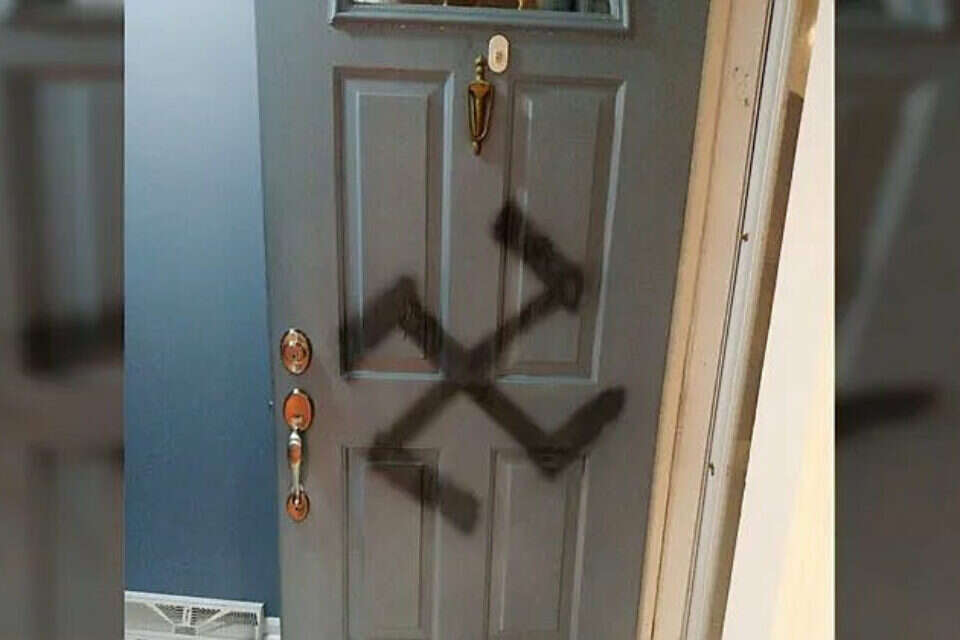 צלב קרס על דלת בית האישה שנדקרה בליון