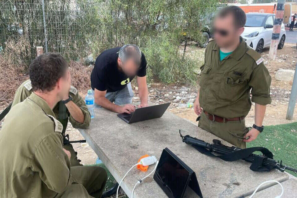 רופאים צבאיים משתמשים בשטח בפיתוח של חברת AISAP , באדיבות AISAP
