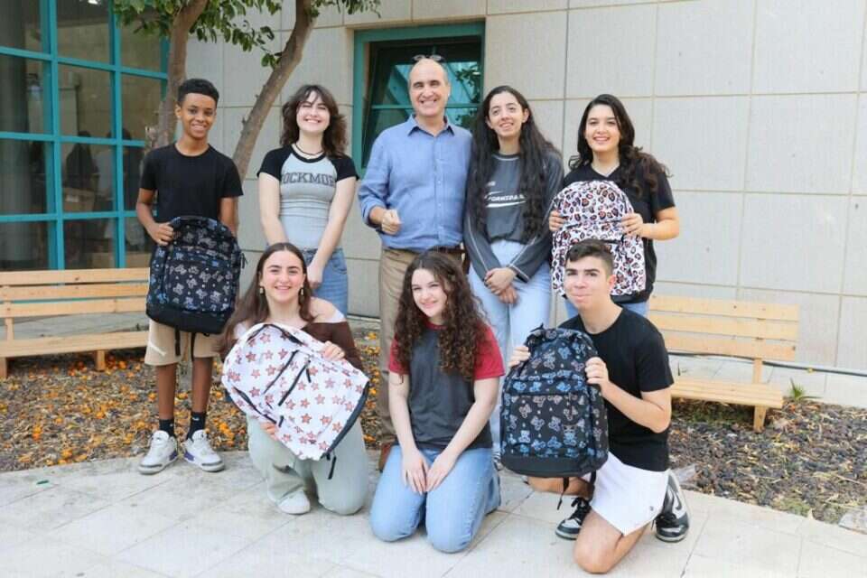 "זכות גדולה". תלמידים מכל הארץ אורזים תיקים עם ציוד עבור ילדי העוטף , יקיר עמוס