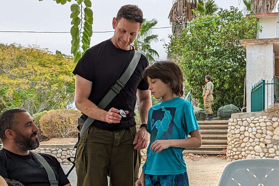 עידו עם החיילים בתלמי יפה , באדיבות המשפחה