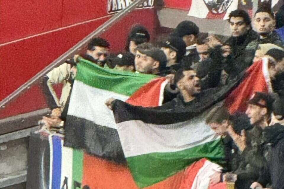 דגלי פלשתין ביציעי האמסטרדם ארנה , מתוך טוויטר