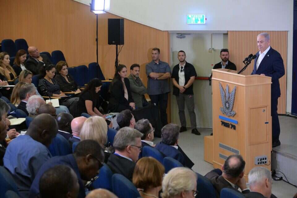 נתניהו בדברים שנשא בפני 80 שגרירים בקריה. "אנחנו רוצים שחרור ללא תנאים של החטופים באופן מיידי"  , עמוס בן גרשם/ לע"מ