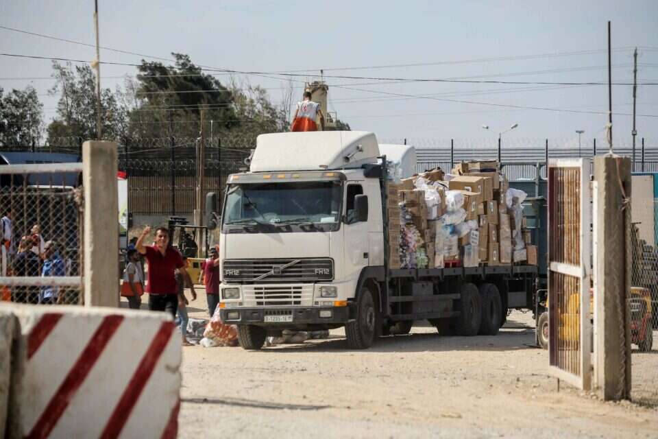 משאית עם סיוע הומניטרי נכנסת לרצועת עזה דרך מעבר רפיח