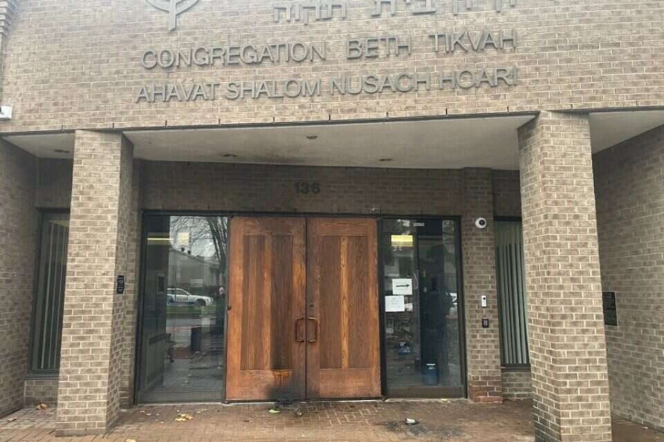 דלתות הכניסה החרוכים חלקית של קהילת בית תקווה, מונטריאול  , מתוך אתר האינטרנט של 'בני ברית קנדה'
