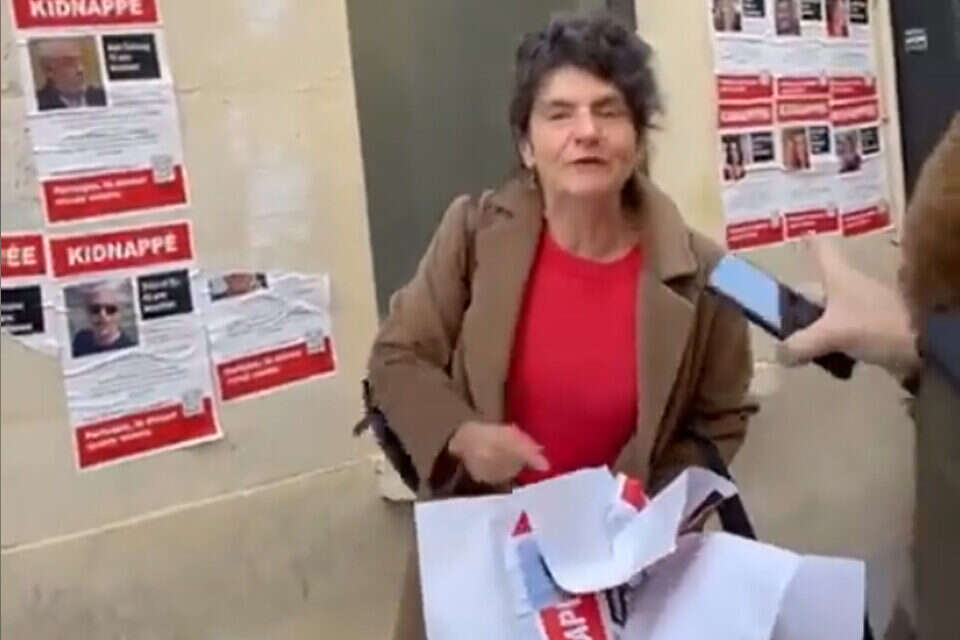 תולשת דיוקנאות חטופים. לא תועסק יותר במשרד החוץ ,