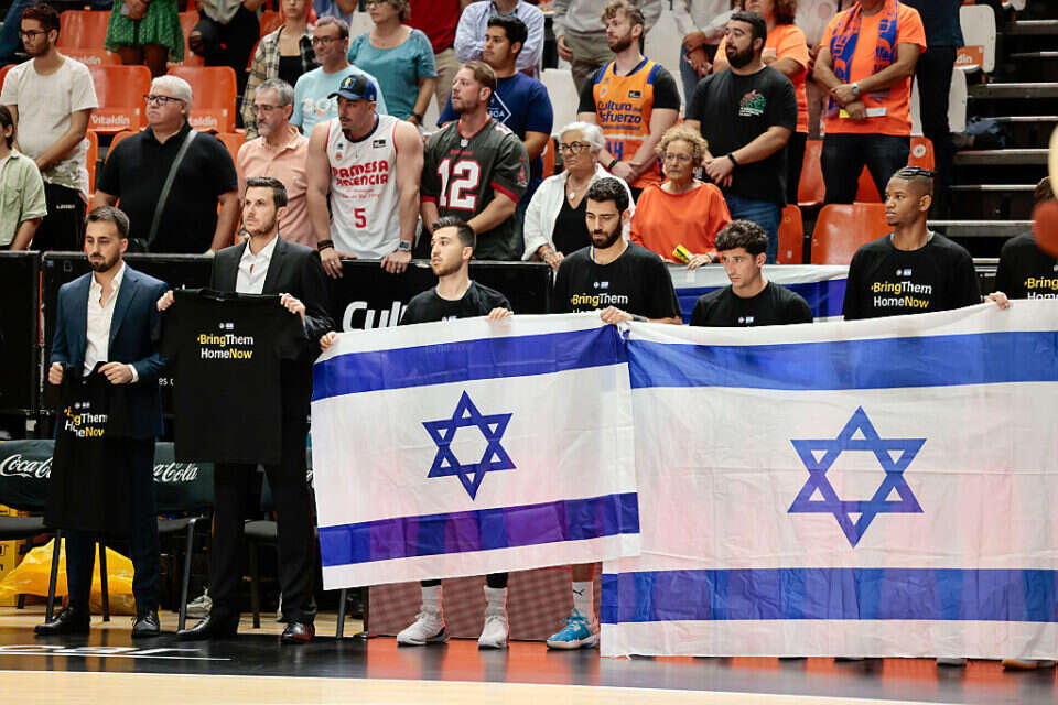 שחקני מכבי תל אביב עם דגלי ישראל