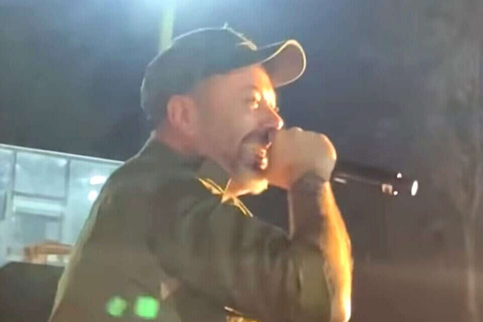 ליאור נרקיס בהופעה בבסיס צה"ל , ללא