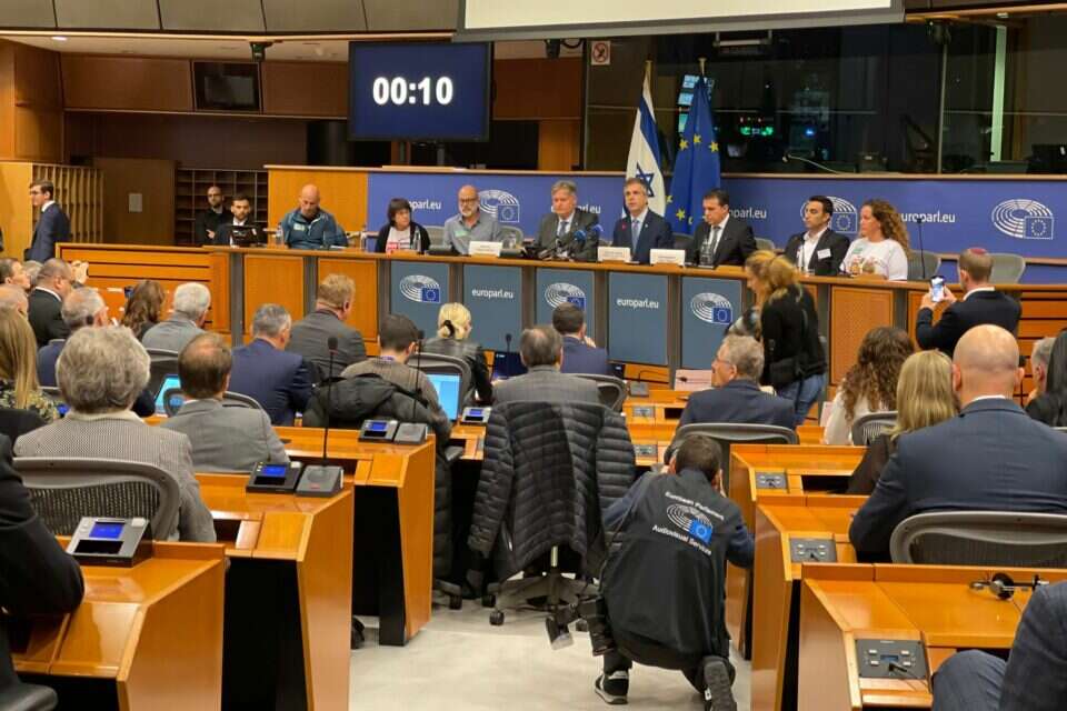 נציגי המשפחות בדיון בפרלמנט האירופי , באדיבות משרד התפוצות והמאבק באנטישמיות