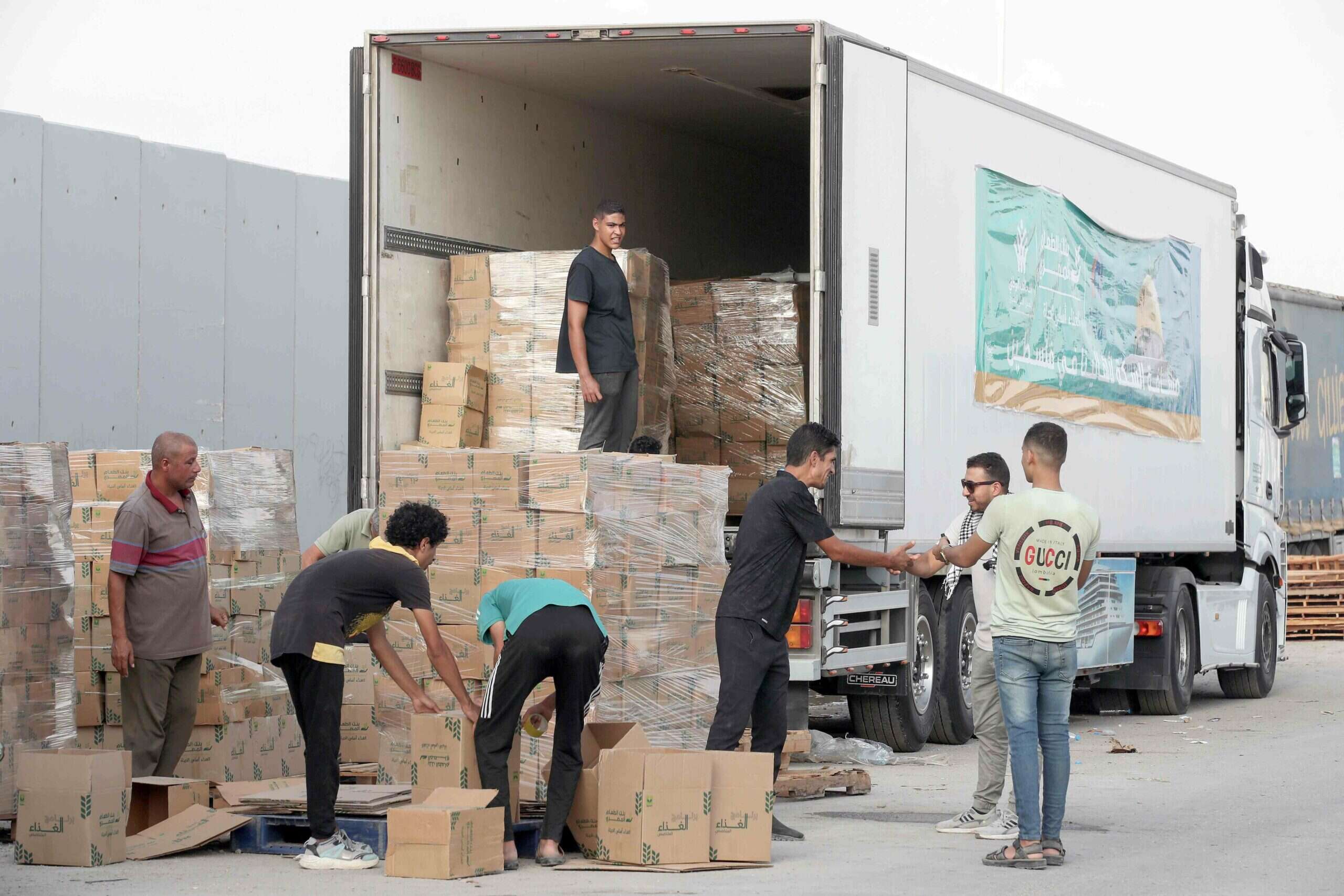Le soutien mondial ne résistera pas à une catastrophe humanitaire.  Distribution de fournitures au terminal de Rafah