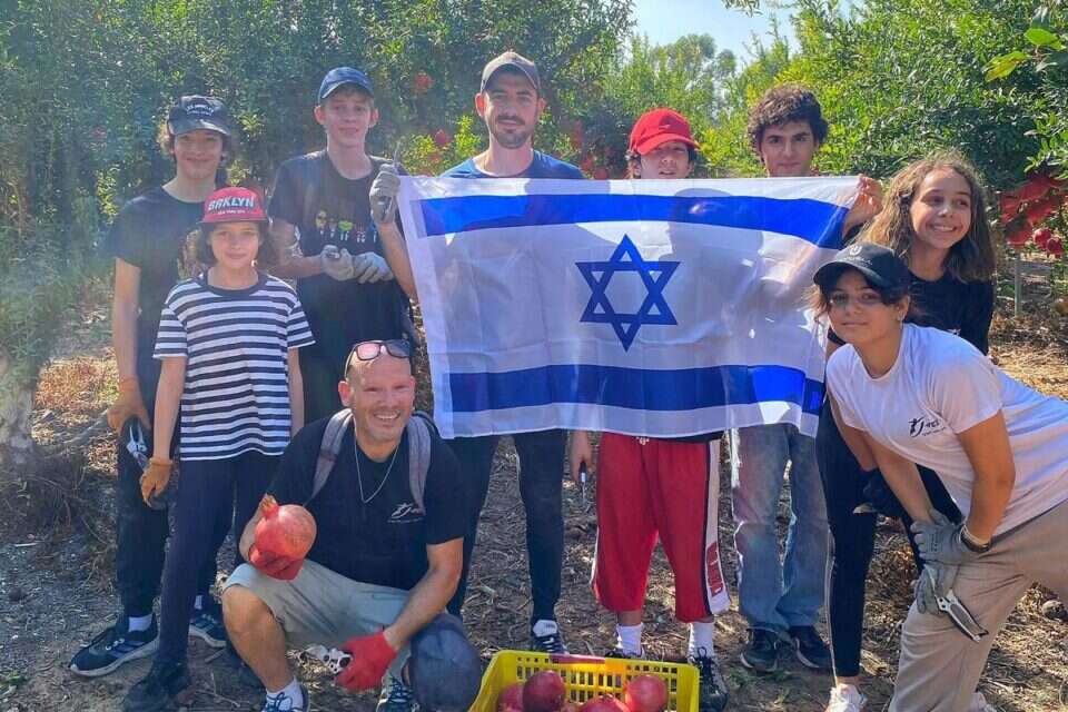 הספורטאים וילדי קיבוץ חצור בקטיף רימונים , איגוד הסיוף