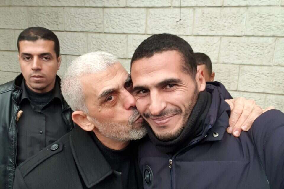 הצלם חסן אסלאיה יחד עם מנהיג חמאס סינוואר
