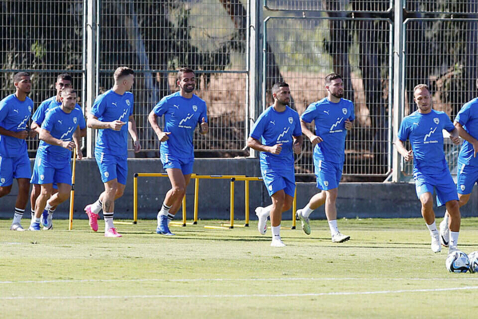 שחקני הנבחרת באימון , אלן שיבר