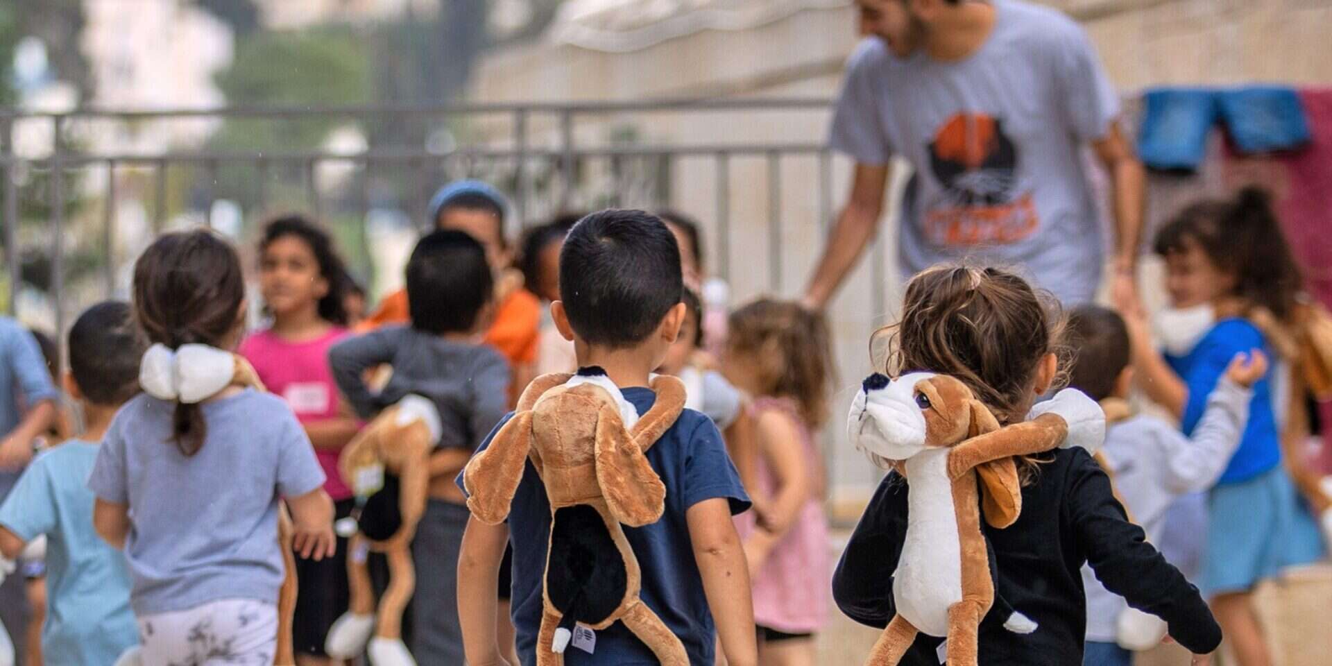 ילדי שדרות מפונים במלון "גרנד קורט" בירושלים  , אורן בן חקון