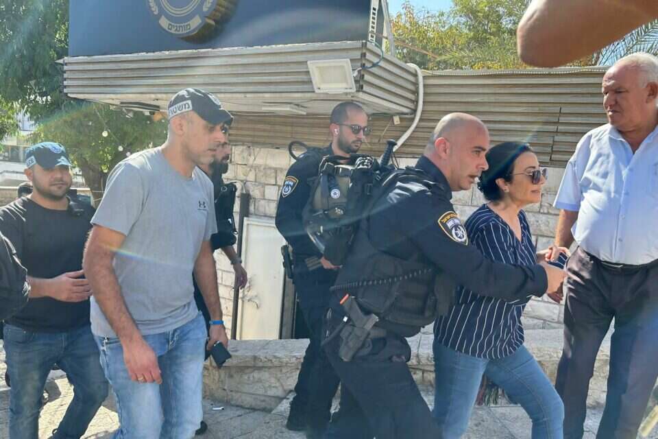 ח"כ לשעבר חינן זועבי מעוכבת לחקירה במהלך הפגנה בנצרת