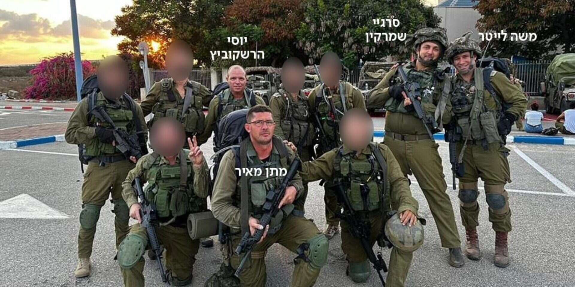 רגע לפני הכניסה. תמונה של חיילי המילואים מחטיבה 551 שארבעה מהם נפלו בפיצוץ המטען בבית חאנון , מתוך פייסבוק